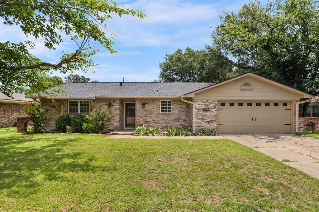 Property Photo: 513 Quail Run Street TX 75402