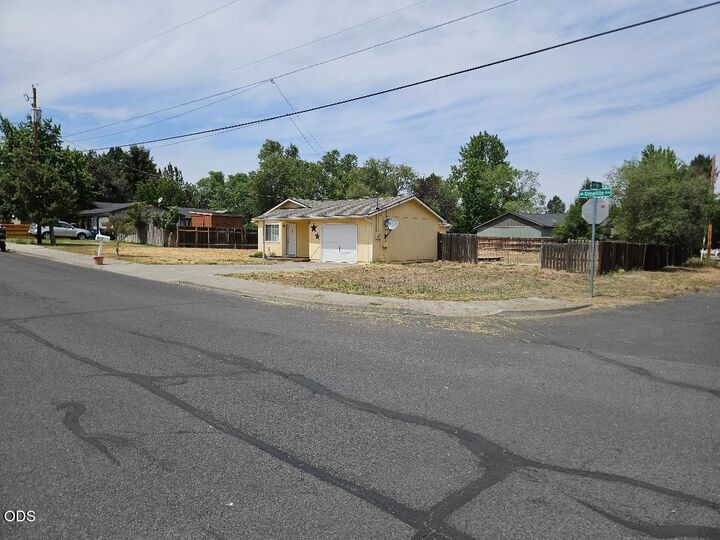 Property Photo:  2411 SW Umatilla Avenue  OR 97756 