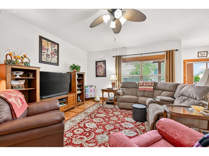 Property Photo:  537 E Monroe St  OR 97111 