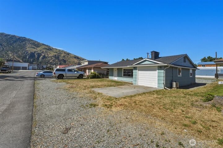 Property Photo: 607 S 1st Street WA 98812