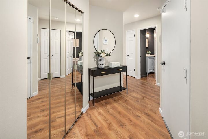 Property Photo: 313 7th Avenue S 6 WA 98033