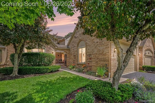 Property Photo:  2202 Elm Circle  MI 48316 