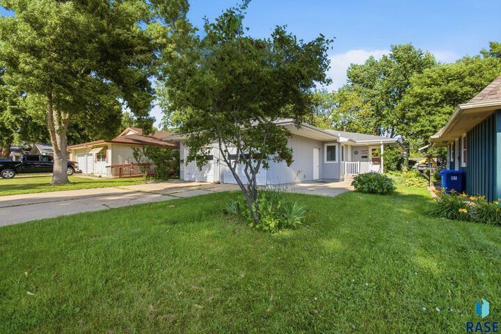 Property Photo:  2818 S Main Ave  SD 57105 