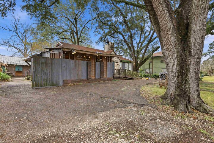 Property Photo: 180 N 7th St TX 77706
