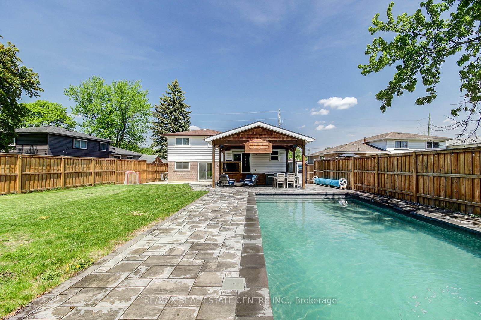 Property Photo: 200 Delrex Boulevard ON L7G 4E7