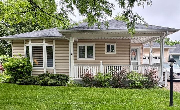 Property Photo: 227 Silverbirch Boulevard ON L0R 1W0