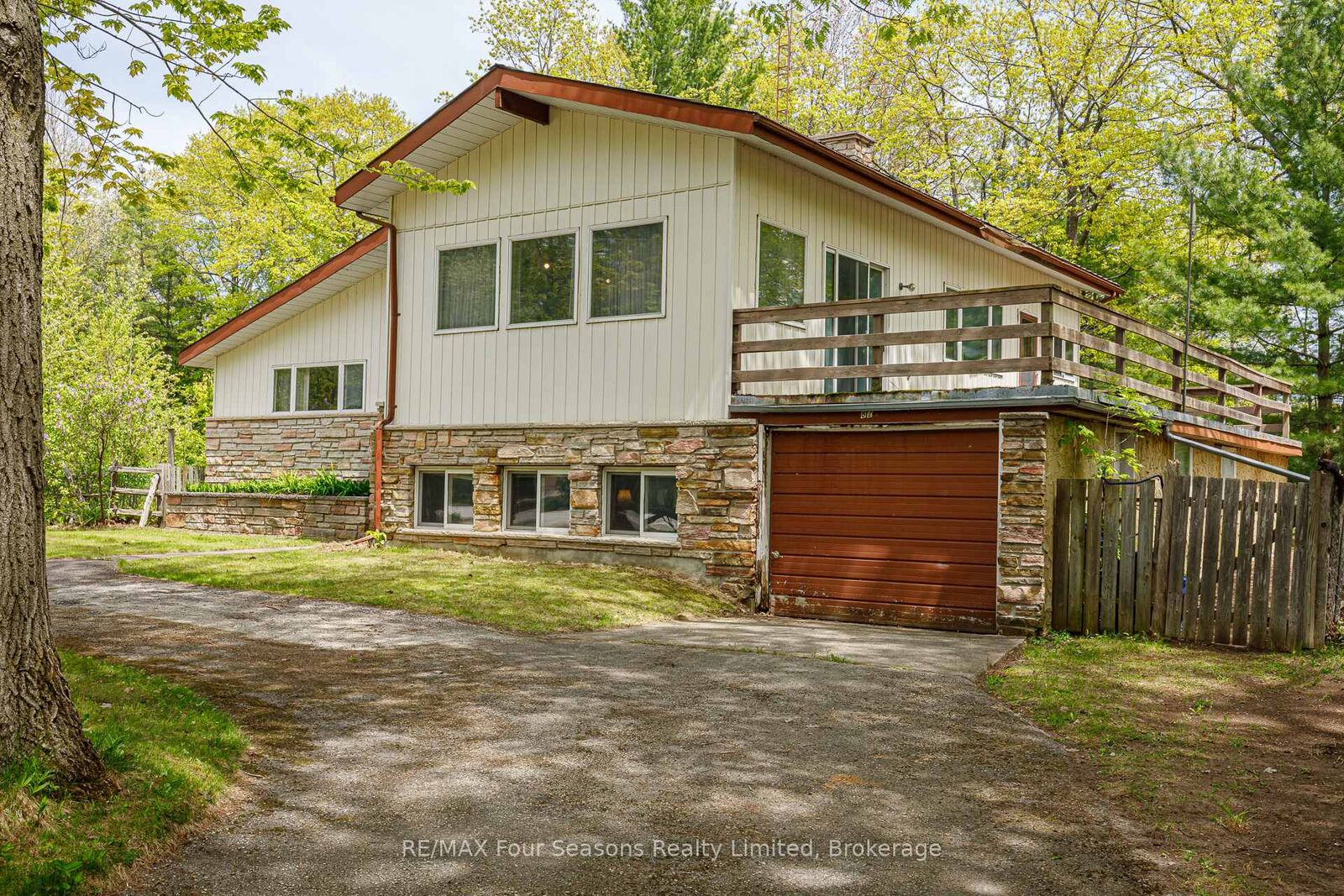Property Photo:  828 Oxbow Park Drive  ON L9Z 2V1 