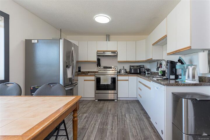 Property Photo:  560 Weber St  BC V9R 5R1 