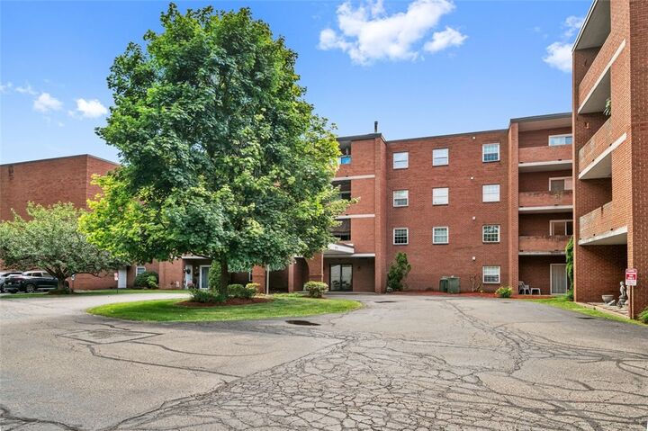 Property Photo:  2850 Edgecliff Rd Unit #7  PA 15068 
