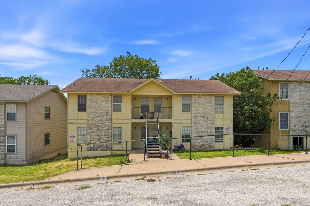 Property Photo:  