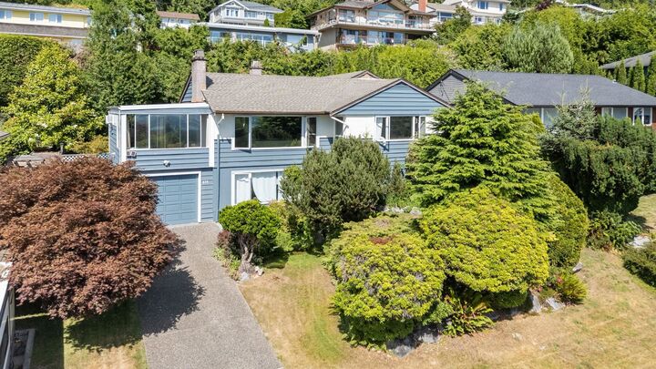 Property Photo: 674 Blueridge Avenue BC V7R 2J3