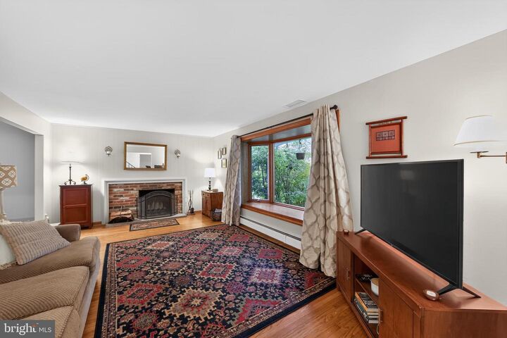 Property Photo:  37 N Longpoint Lane  PA 19063 