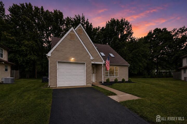 Property Photo:  5 Chamberlain Court  NJ 08857 