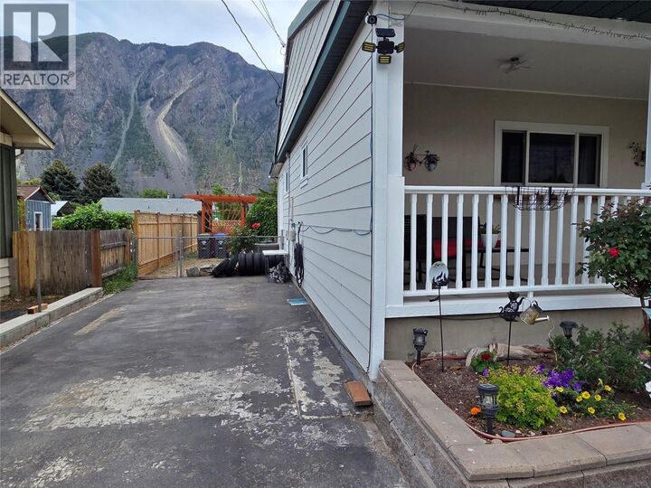 Property Photo: 621 10th Avenue BC V0X 1N3