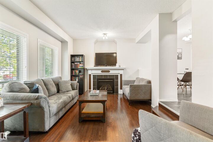 Photo de la propriété:  8774 Stein Lane NW  AB T6R 0L5 
