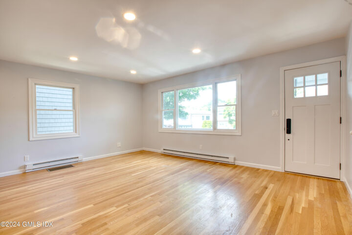 Property Photo: 8 Ridge Place 1 CT 06831