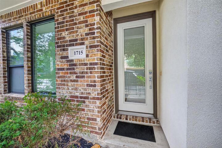Property Photo:  1715 Silver Street  TX 77007 