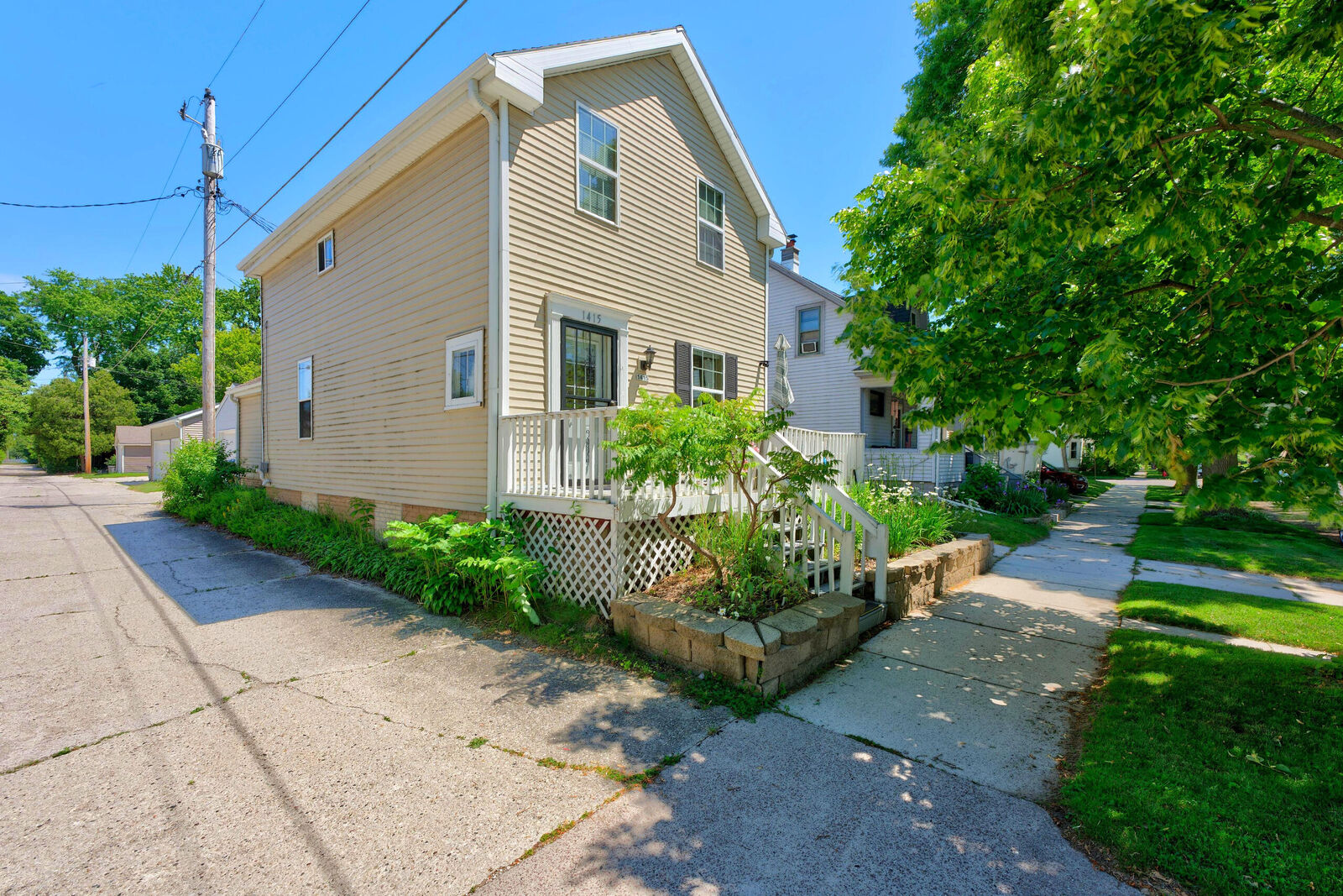Property Photo:  1415 N 4th St  WI 53081 