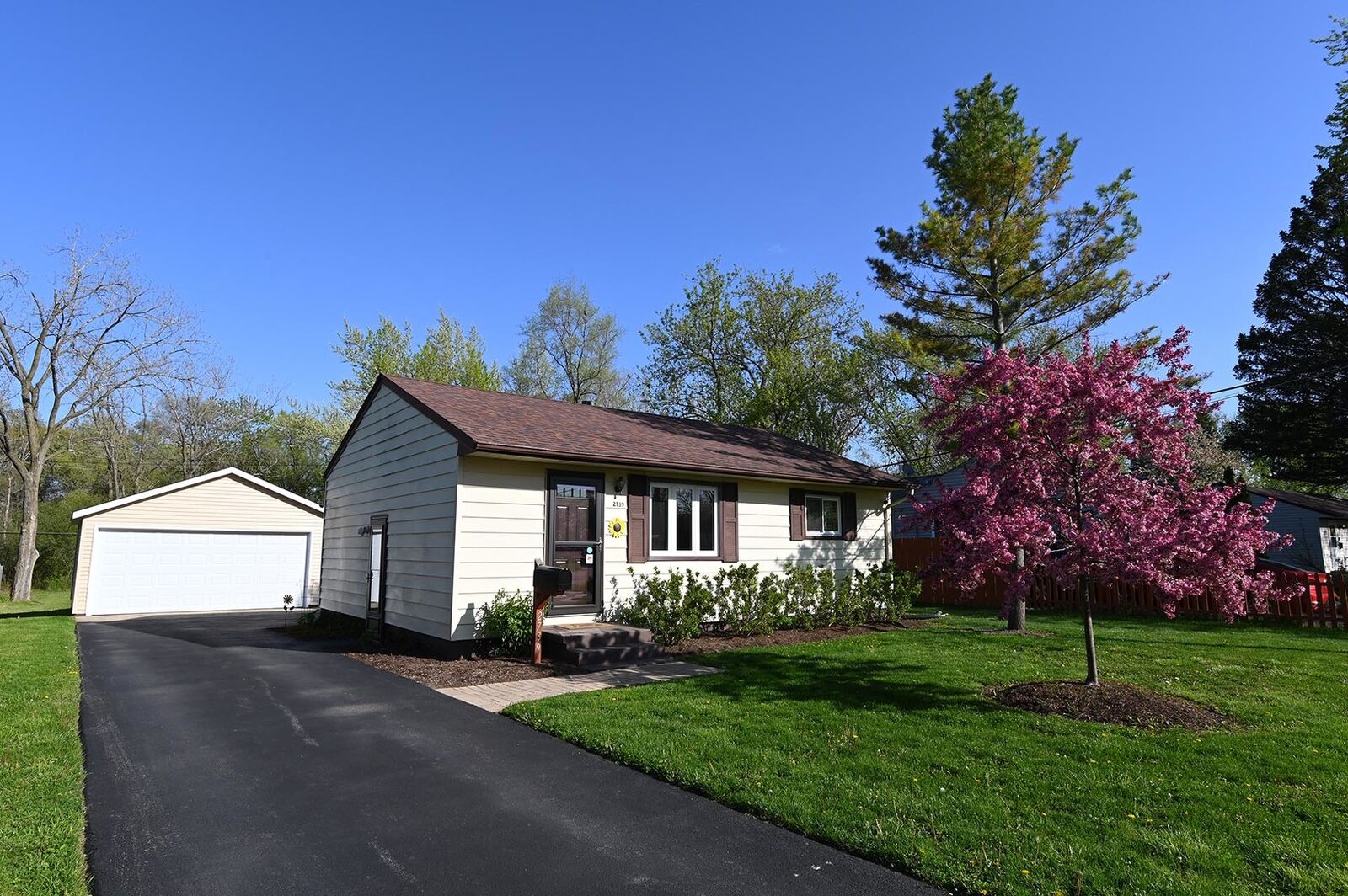 Property Photo:  2739 N Pine Street  IL 60087 