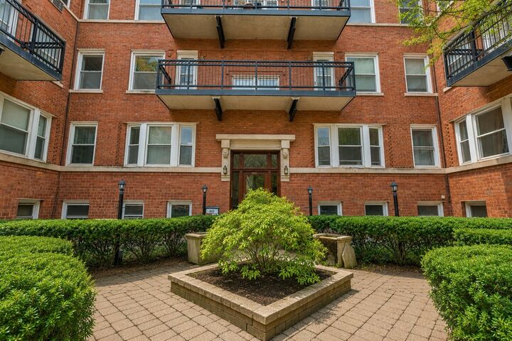 Property Photo:  845 W Belle Plaine Avenue 2E  IL 60613 