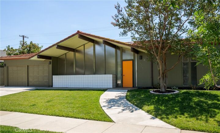Property Photo:  626 E Palmdale  CA 92865 