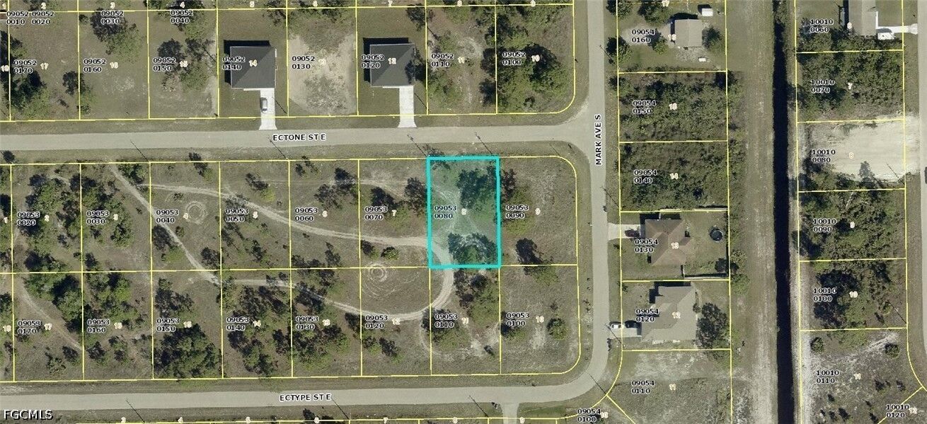 Property Photo: 1120 Ectone Street E FL 33974