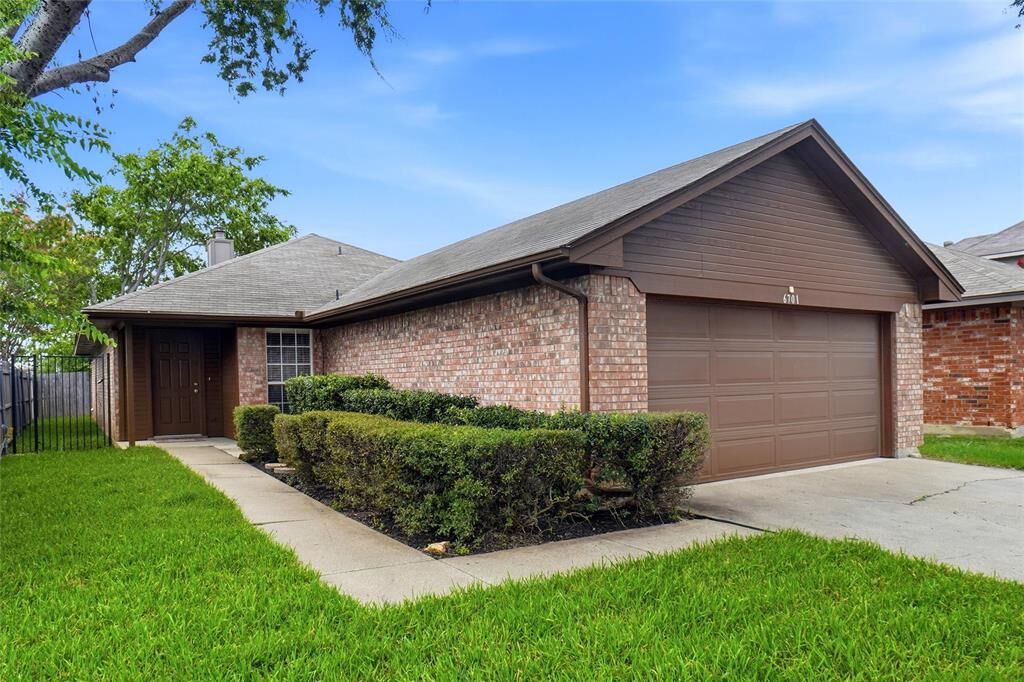Property Photo: 6701 Driffield Circle W TX 76182
