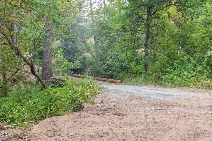 Property Photo: 1215 E Jones Creek Road OR 97526