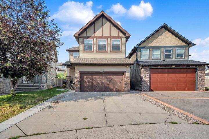 1182 Kingston Crescent SE — photo 1