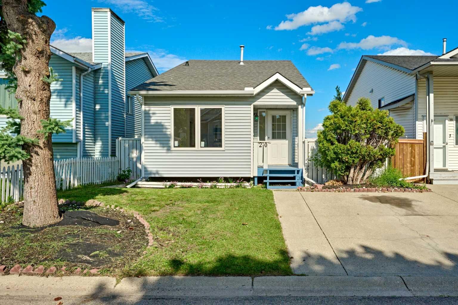 Property Photo:  20 Erin Ridge Court SE  AB T2B 3B2 