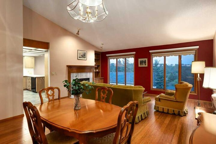 Property Photo:  42 Edgeland Close NW  AB T3A 3B1 