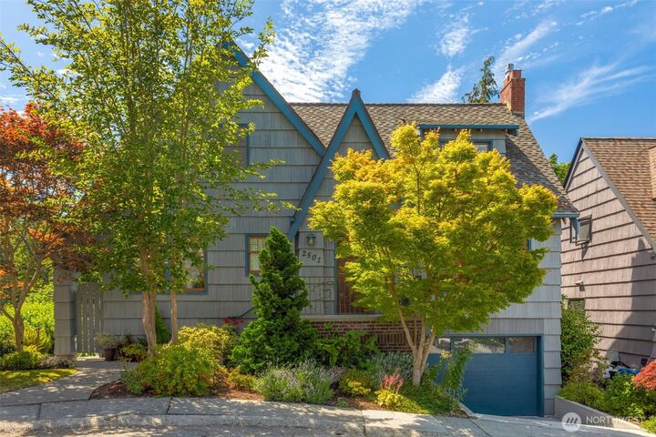 Property Photo:  2501  Nob Hill Place N  WA 98109 