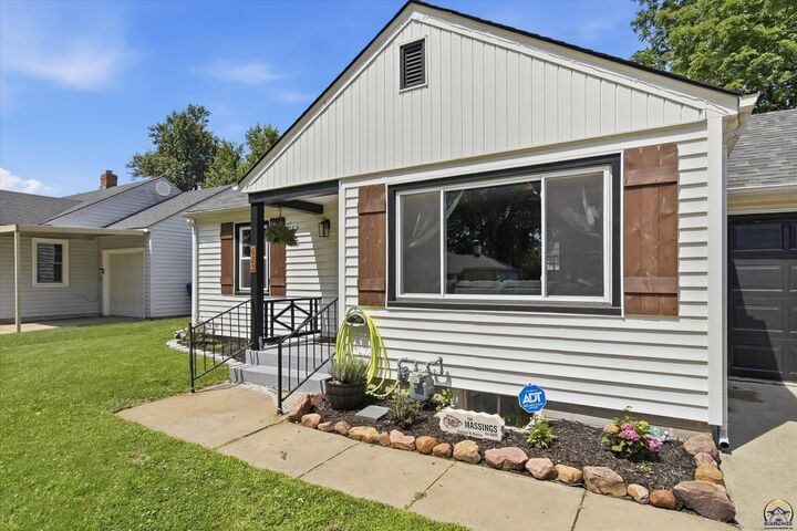 Property Photo:  623 SW High Ave  KS 66606 