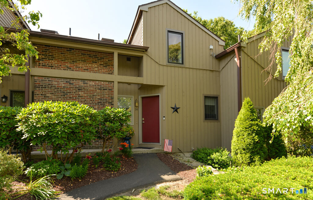 Property Photo:  14 Far View Commons 14  CT 06488 