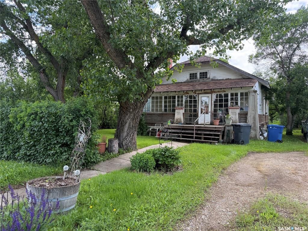 Property Photo:  122 Farm Avenue  SK S0N 1A0 