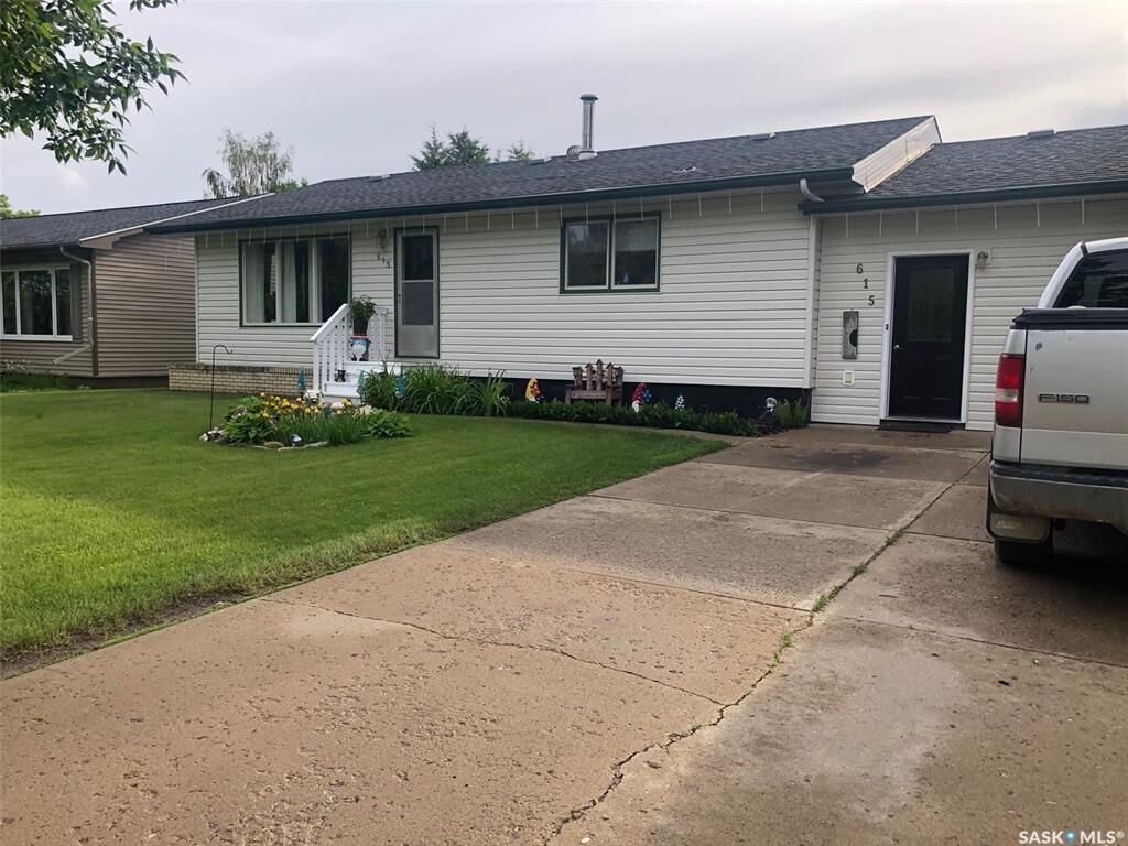 Property Photo:  615 Mary Street  SK S0A 0L0 