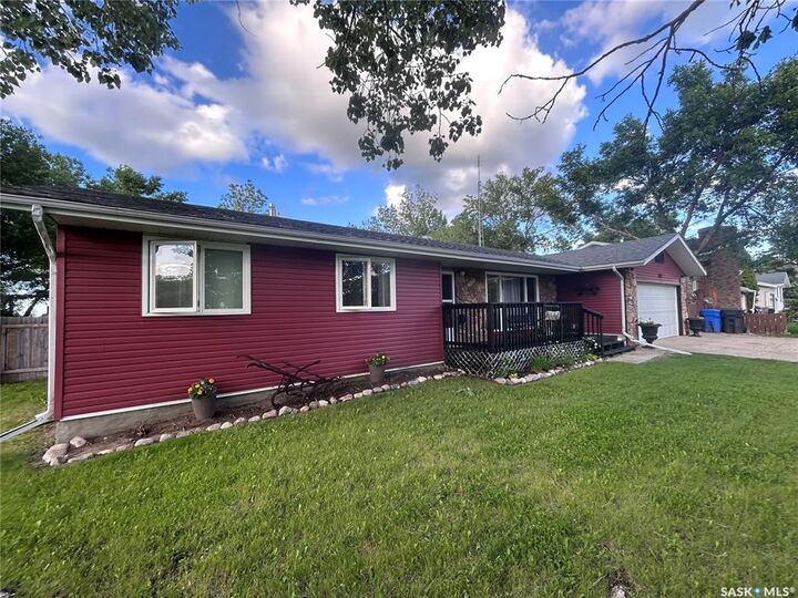 Property Photo:  402 1st Street N  SK S0C 1N0 