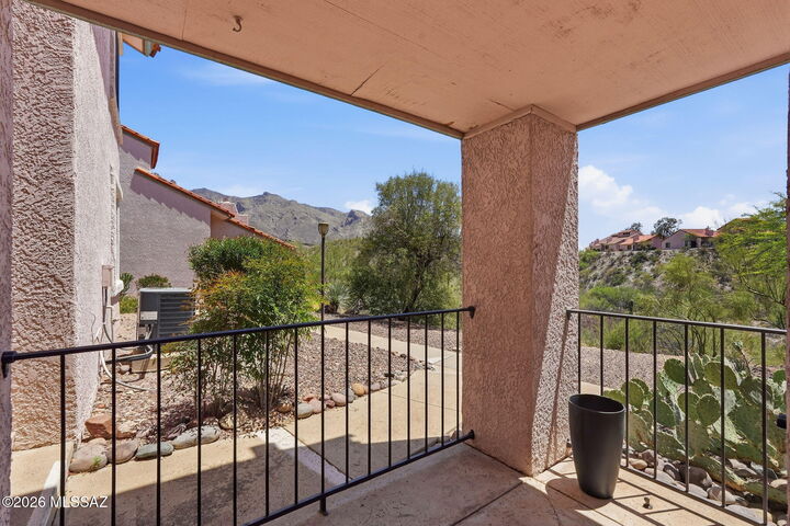 Property Photo:  6490 N Tierra De Las Catalinas 91  AZ 85718 