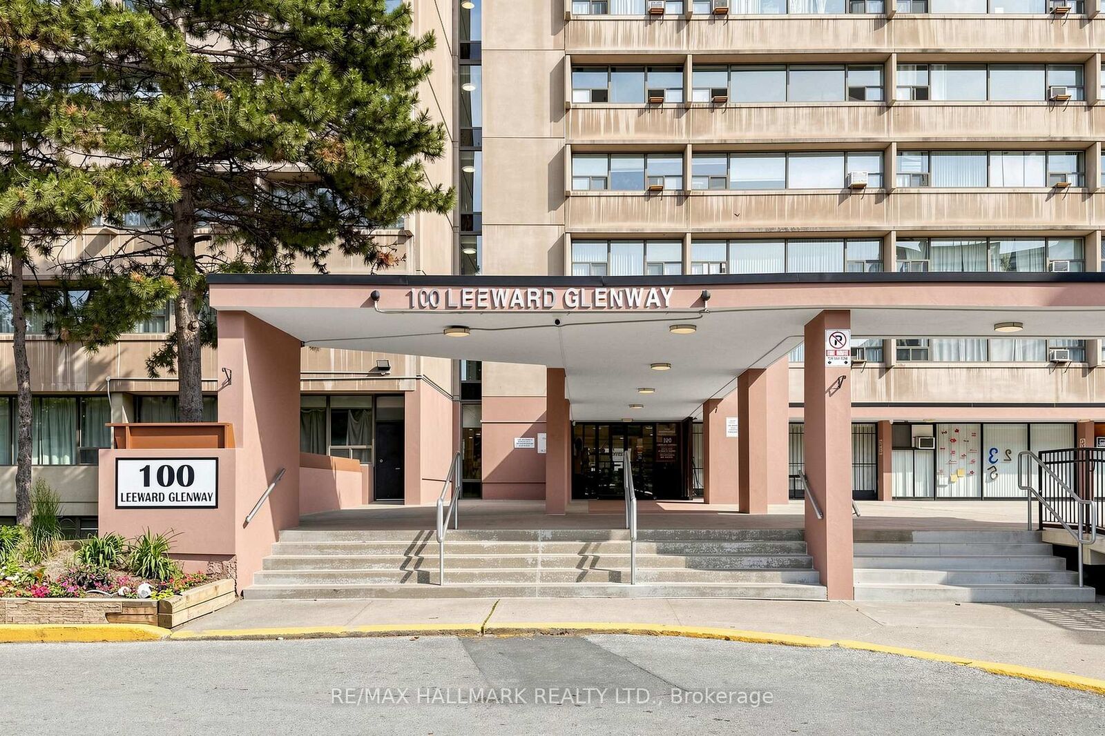 Property Photo: 100 Leeward Glenway 701 ON M3C 2Z1