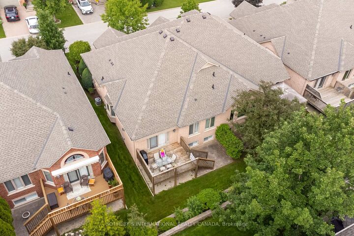 Property Photo:  14 Artisan Lane  ON L9R 2G1 