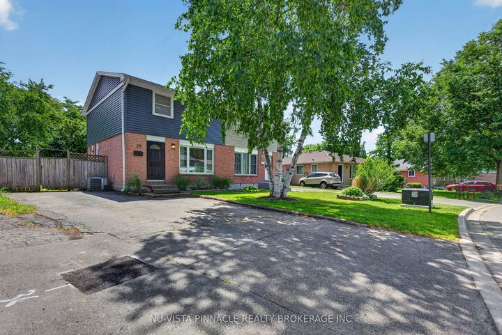 Property Photo:  28 Edgemere Crescent  ON N5Z 4M5 