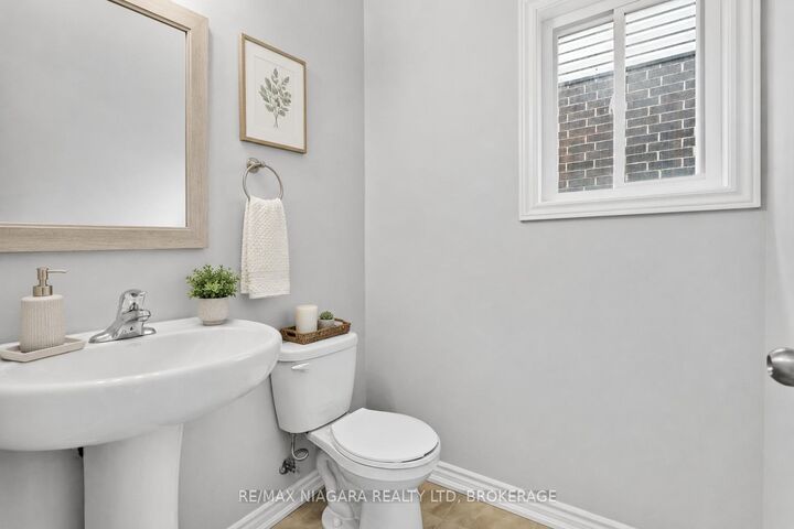 Property Photo:  210 Wellandvale Drive  ON L3C 7C7 