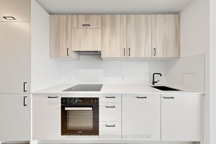 Property Photo:  5 Quarrington Lane 2706  ON M3C 0S5 
