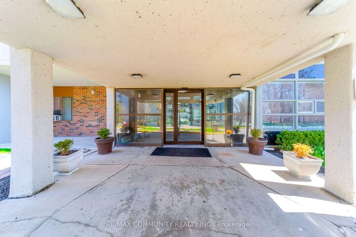 Property Photo:  3380 Eglinton Avenue E 511  ON M1J 3L6 