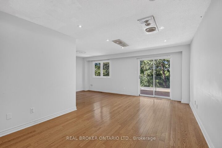 Property Photo:  109 Robert Hicks Drive Main  ON M2R 3R2 