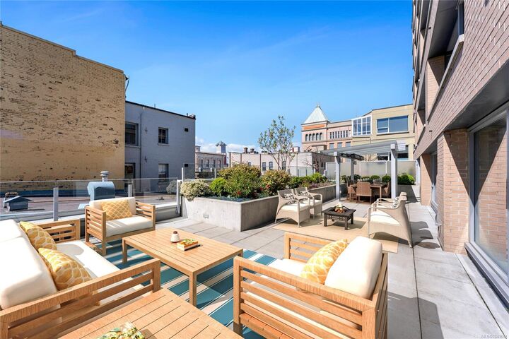 608 Broughton St #302 — photo 1