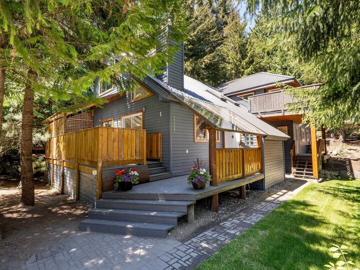 Photo de la propriété:  2327 Cheakamus Way  BC V8E 0A8 