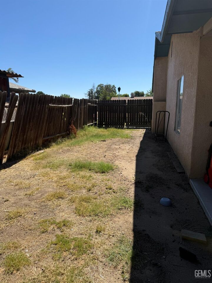 Property Photo:  3901 Courtney Street  CA 93312 