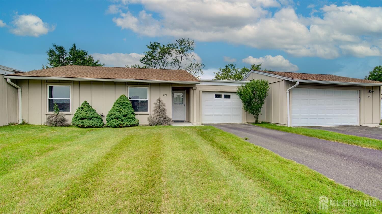 Property Photo:  27 Larch Plaza  NJ 08831 
