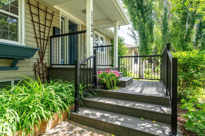 Property Photo:  11634 74 Avenue NW  AB T6G 0G2 